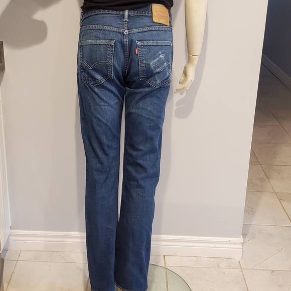 Levis 501's in a dark wash. 32W - Picture 4 of 11